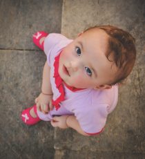niemowlak w fioletowym ubranku