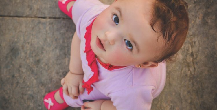 niemowlak w fioletowym ubranku